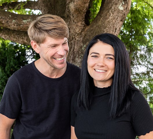 Sandra und Martin vor der Ölmühle